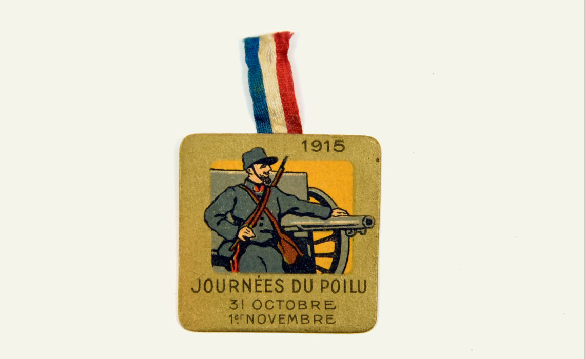 Insigne Journée du Poilu : 31 octobre-1er novembre 1915, carton imprimé et tissu, 1915.